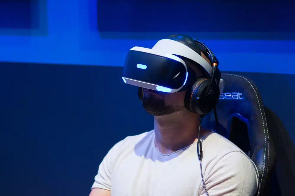 osoba koristi VR naočale