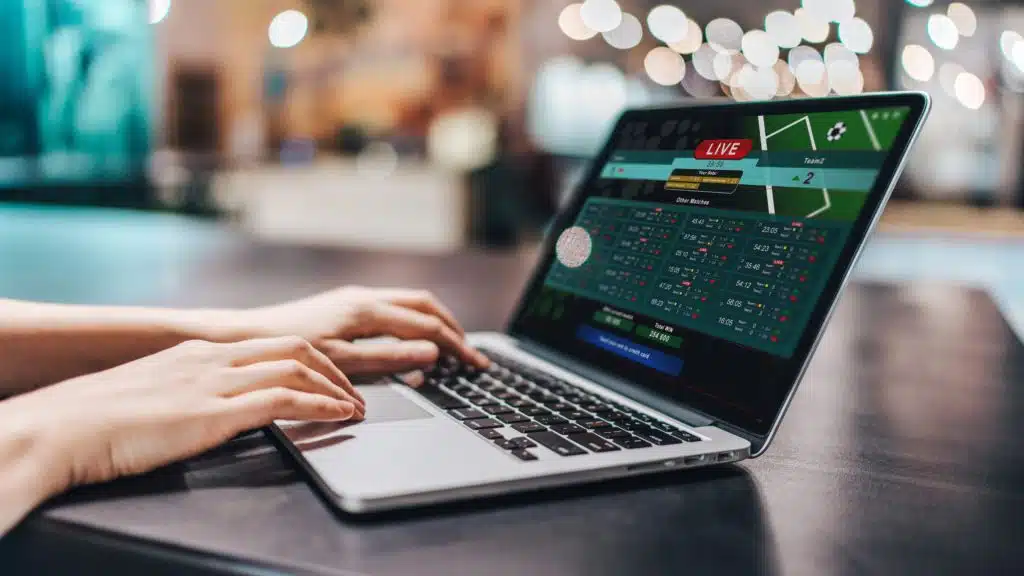 Osoba koristi laptop (Kako se kladiti online)